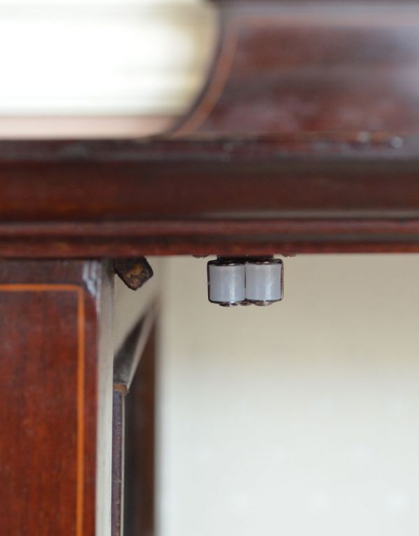 アンティークのキャビネット　アンティーク家具　シノワズリデザインの上品な英国家具、アンティークのガラスキャビネット。扉にはローラーキャッチャーが付いているので、開け閉めがスムーズです。(j-1272-f)