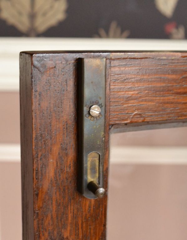 アンティークのキャビネット　アンティーク家具　英国よりアンティークの木製家具、ガラスのショーケース。扉を留めるためのストッパーも当時のものです。(j-1273-f)