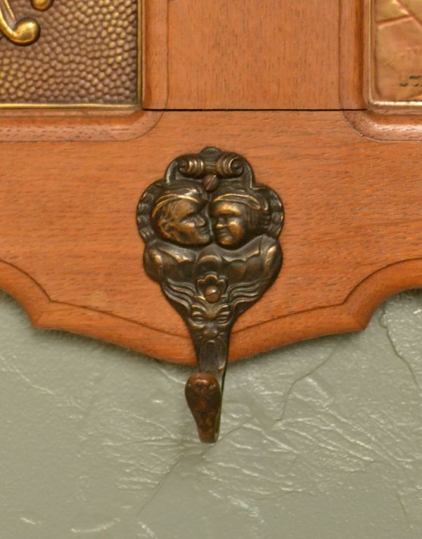 ウォールシェルフ・ウォールハンガー　アンティーク家具　アンティークの壁付け家具、フランスのおしゃれなウォールハンガー。真鍮製のおしゃれなフックが付いています。(j-1302-f)