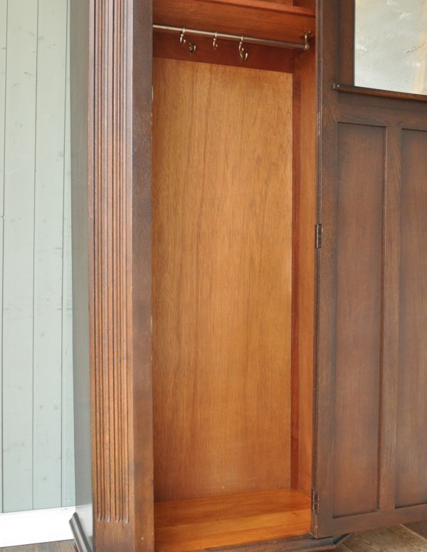 ワードローブ　アンティーク家具　お洋服のお片付けにアンティーク家具、カッコいいワードローブ。扉の中は広々しています。(j-1313-f)