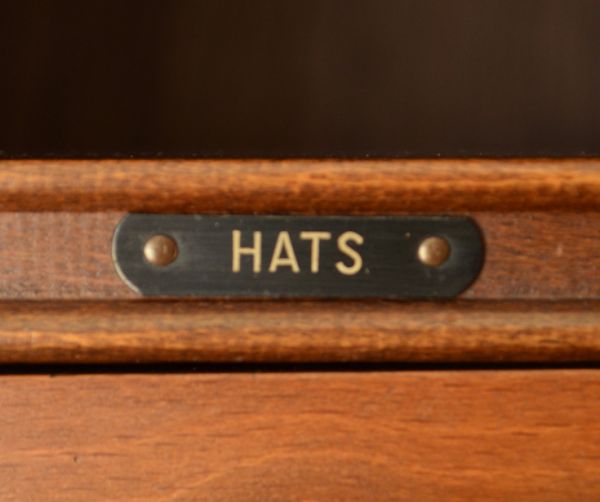 アンティーク家具　英国紳士のアンティーク家具、風格ある佇まいのワードローブ。１段目には「HATS」（帽子）のラベルがあります。(j-1314-f)