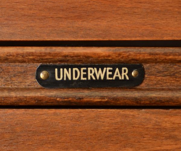 アンティーク家具　英国紳士のアンティーク家具、風格ある佇まいのワードローブ。２段目は「UNDERWEAR」（肌着、下着）のラベルです。(j-1314-f)