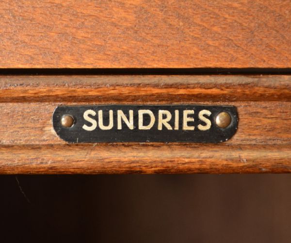 アンティーク家具　英国紳士のアンティーク家具、風格ある佇まいのワードローブ。３段目は「SUNDRIES」（雑貨）のラベルです。(j-1314-f)