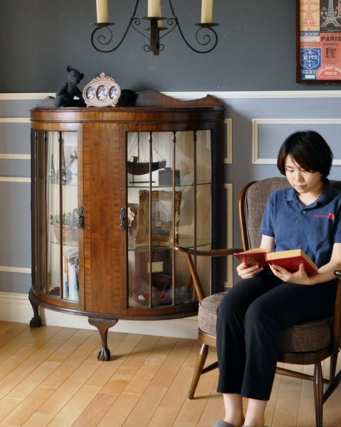 アンティークのキャビネット　アンティーク家具　英国のアンティーク家具、ハーフムーンのガラスキャビネット（ショーケース）。美しいキャビネットの隣に座るだけで、なんだか幸せな読書の時間。(j-1319-f)