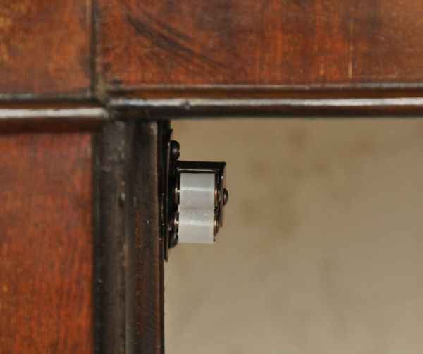 アンティークのキャビネット　アンティーク家具　英国のハーフムーンのアンティーク家具、大きなガラスキャビネット（ショーケース）。扉にはローラーキャッチャーが付いているので、開け閉めがスムーズです。(j-1320-f)
