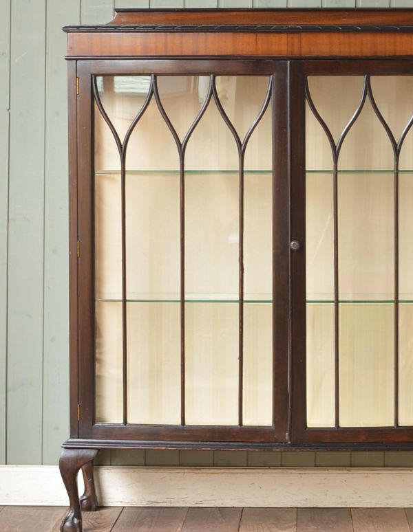 アンティークのキャビネット　アンティーク家具　木の装飾が上品なアンティークの英国家具、ガラスのショーケース。リビングや寝室、玄関などで試してみてください。(j-1328-f)