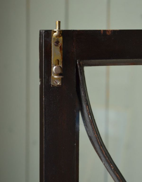 アンティークのキャビネット　アンティーク家具　木の装飾が上品なアンティークの英国家具、ガラスのショーケース。扉の上下にストッパーがあります。(j-1328-f)