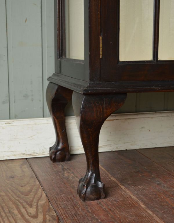 アンティークのキャビネット　アンティーク家具　木の装飾が上品なアンティークの英国家具、ガラスのショーケース。安定感のある脚がしっかり支えます。(j-1328-f)