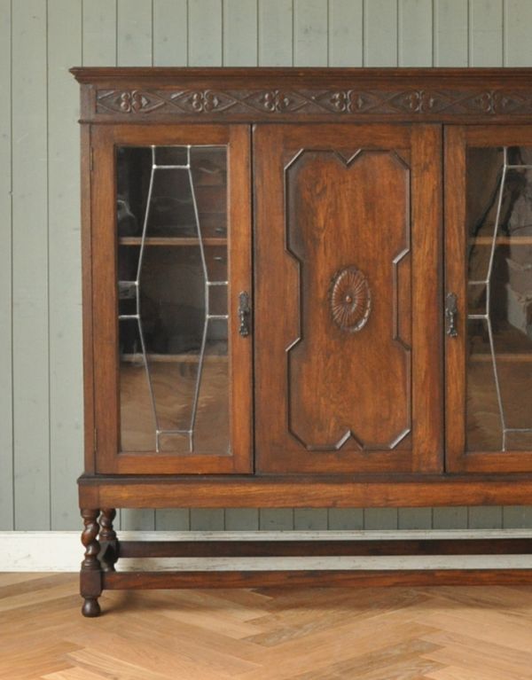 アンティークのキャビネット　アンティーク家具　英国デザインの重厚感あるアンティーク家具、大容量のブックケース（本棚）。ガラスも当時のもの。(j-1329-f)