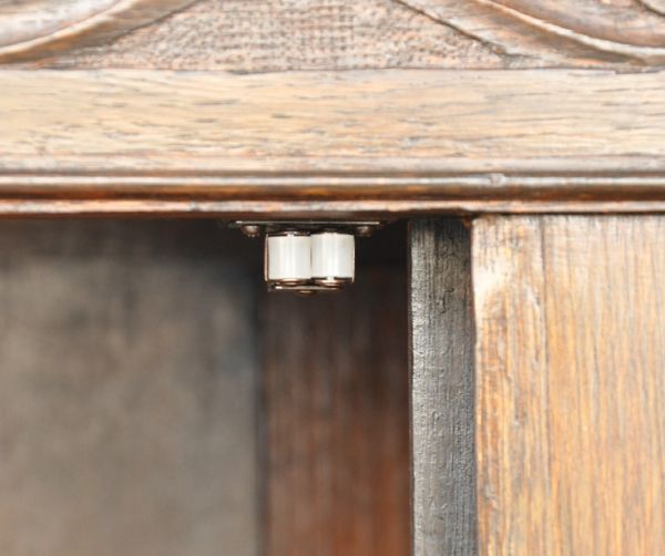 アンティークのキャビネット　アンティーク家具　英国デザインの重厚感あるアンティーク家具、大容量のブックケース（本棚）。扉にはローラーキャッチャーがついているので、開け閉めもスムーズです。(j-1329-f)