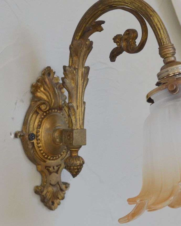 壁付けブラケット　照明・ライティング　エレガントで美しいフランスのアンティークウォールブラケット（Ｅ17シャンデリア球付）。ゴージャスなデザインの台座です。(j-133-z)