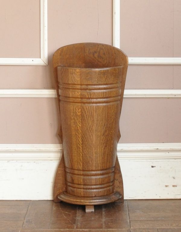 英国らしいデザインのアンティーク家具、木製のステッキスタンド（傘