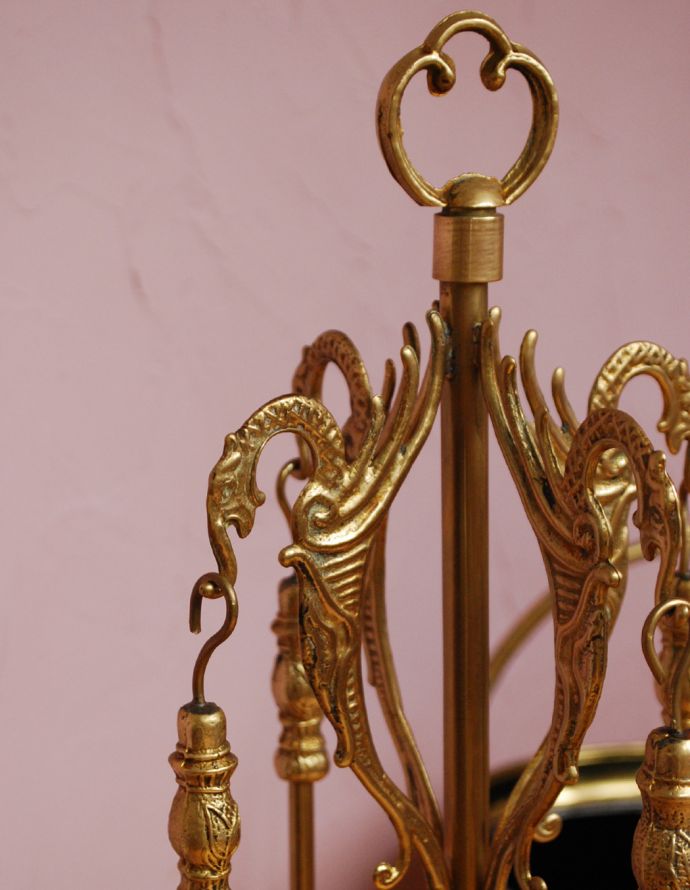 シルバーのテーブルウェア　アンティーク雑貨　英国アンティーク雑貨、真鍮製ファイヤーツール5点セット。真鍮の落ち着いた輝きと存在感は時が経っても変わらず本物の美しさがあります。(j-136-z)