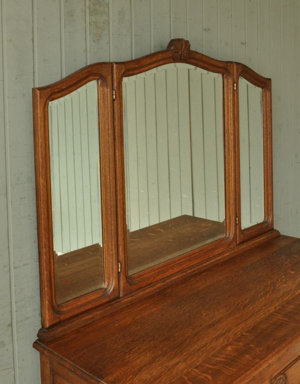 サイドバイサイド　アンティーク家具　優艶な姿のアンティークフランス家具、ドレッサー（三面鏡）。大きな鏡はお部屋を広く見せる効果大。(j-1361-f)