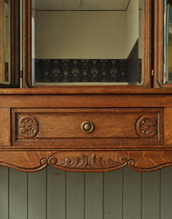 サイドバイサイド　アンティーク家具　優艶な姿のアンティークフランス家具、ドレッサー（三面鏡）。脚元のカッティングがなんとも美しいです。(j-1361-f)
