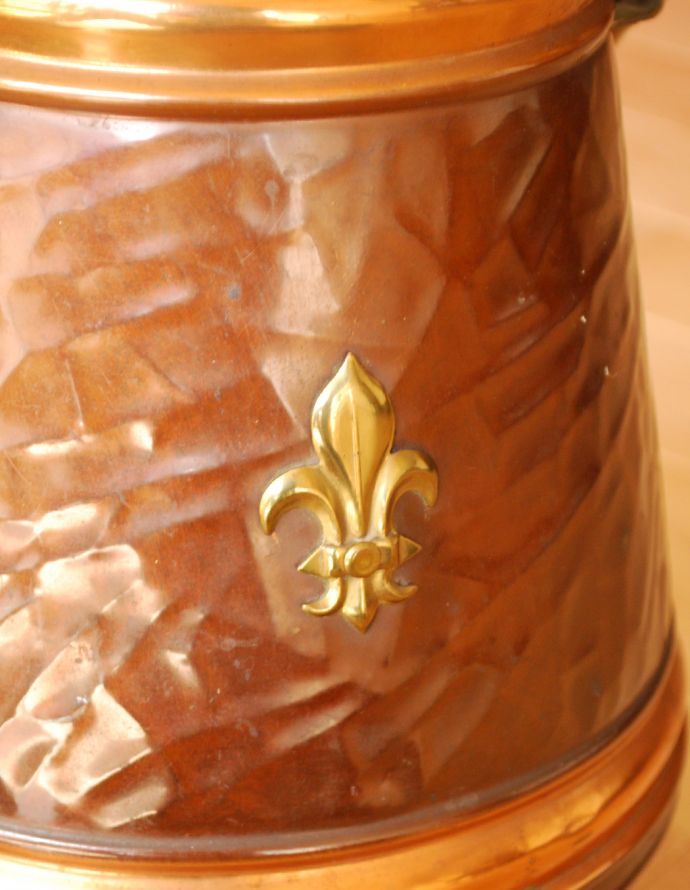 シルバーのテーブルウェア　アンティーク雑貨　英国アンティーク雑貨、コッパーコールボックス（銅製）ユリの紋章付き。ユリの紋章のモチーフがワンポイントで付いています。(j-137-z)