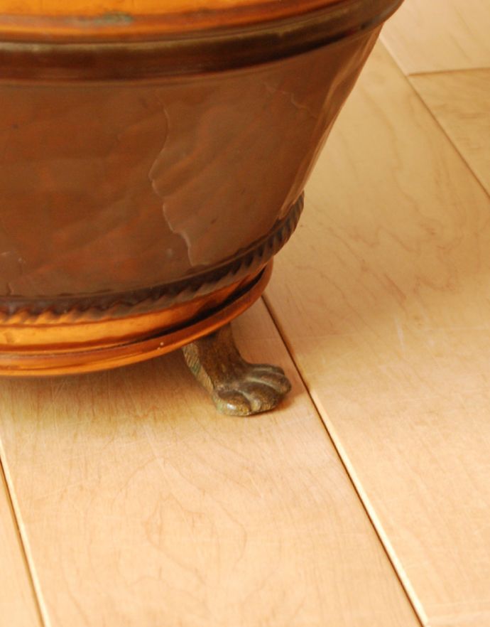 シルバーのテーブルウェア　アンティーク雑貨　英国アンティーク雑貨、コッパーコールボックス（銅製）ユリの紋章付き。動物をモチーフにした可愛い脚が付いています。(j-137-z)