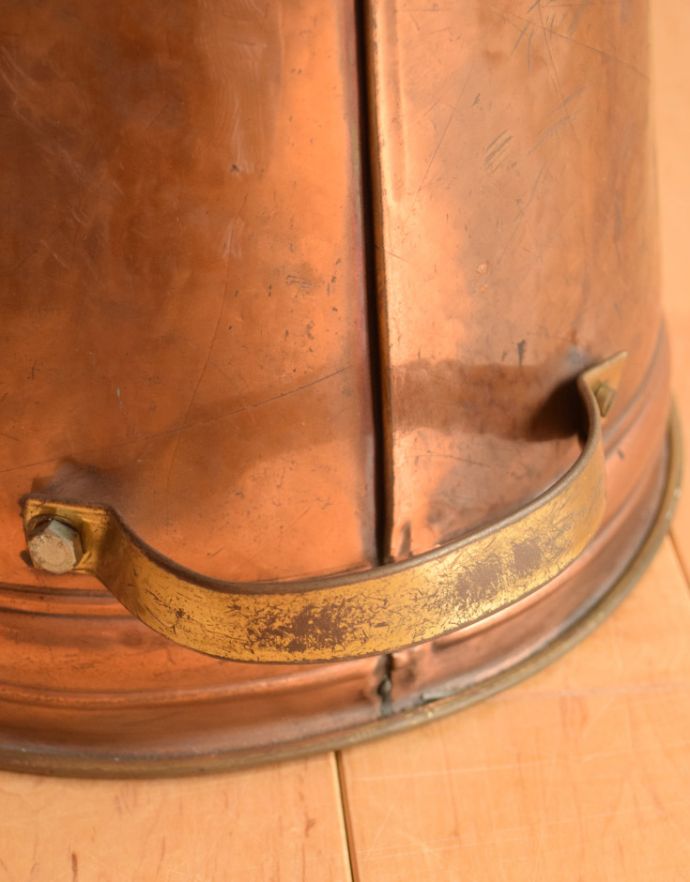 アンティーク 真鍮の雑貨　アンティーク雑貨　英国から到着したアンティーク雑貨、ルーベンスがデザインされたコッパー×真鍮のコールバケツ。下にも取っ手が暖炉に入れる時に使った取っ手も付いています。(j-139-z)