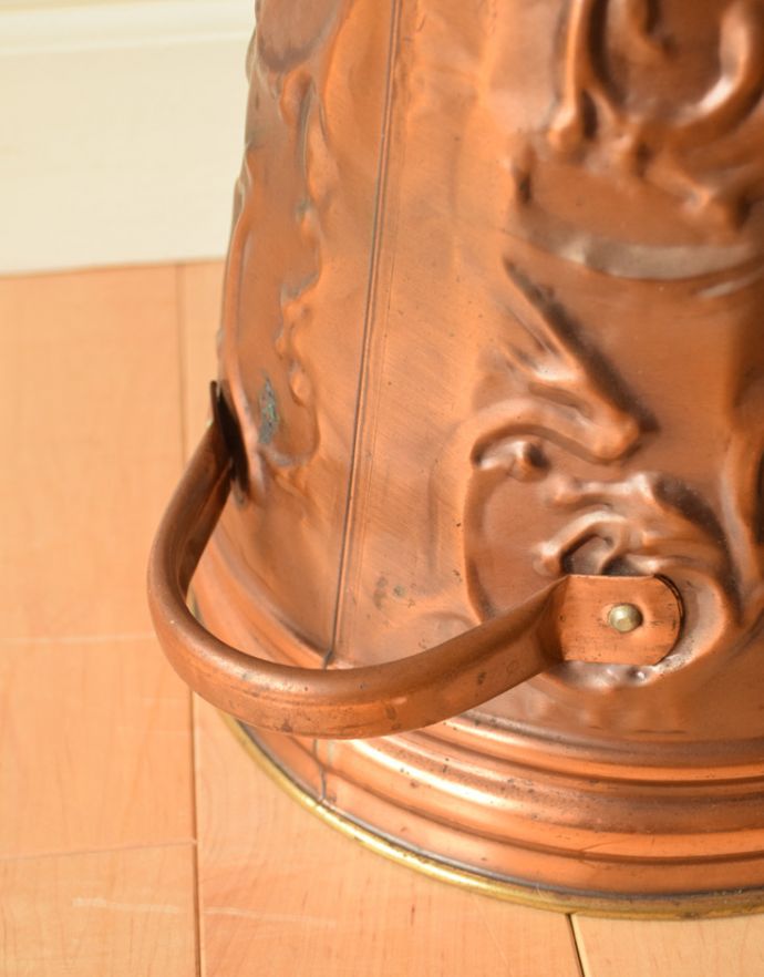シルバーのテーブルウェア　アンティーク雑貨　英国アンティーク雑貨、街並みがデザインされたコッパー×真鍮のコールボックス（炭入れ）。真鍮製です。(j-142-z)