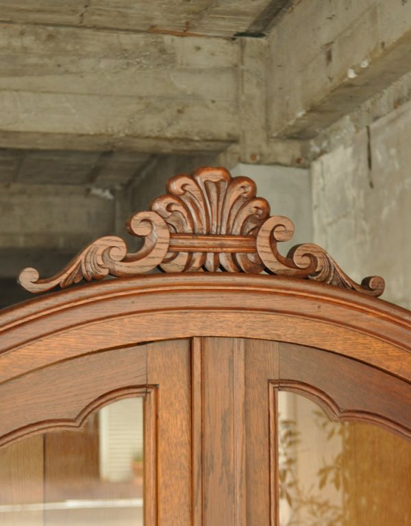 アンティークのキャビネット　アンティーク家具　フランスのゴージャスなアンティーク家具、ガラスキャビネット（食器棚）。繊細な装飾は見とれる程美しいです。(j-1435-f)