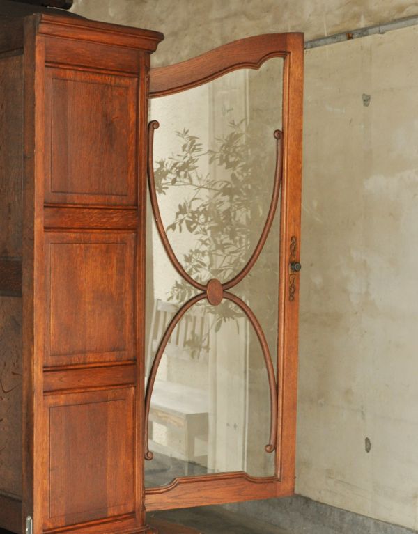 アンティークのキャビネット　アンティーク家具　フランスのゴージャスなアンティーク家具、ガラスキャビネット（食器棚）。アンティークのガラスがキレイに残っていました。(j-1435-f)