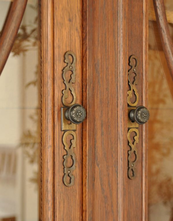アンティークのキャビネット　アンティーク家具　フランスのゴージャスなアンティーク家具、ガラスキャビネット（食器棚）。アンティークらしい繊細なデザインの取っ手がちょこんと付いています。(j-1435-f)