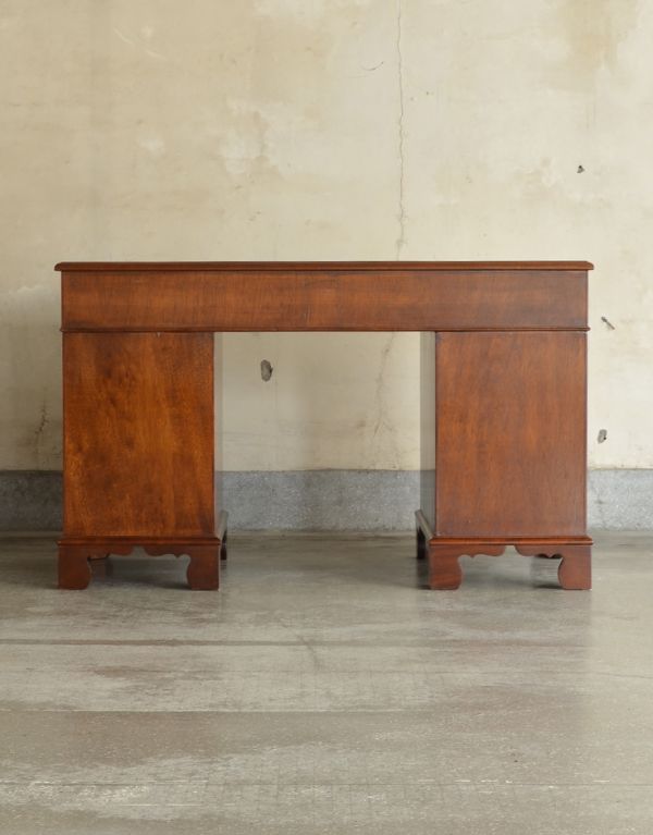ロイドテーブル　アンティーク家具　英国スタイルの家具、大人のアンティークのデスク（書机）。きちんとメンテナンスしているので、裏から見てもキレイな状態です。(j-1460-f)