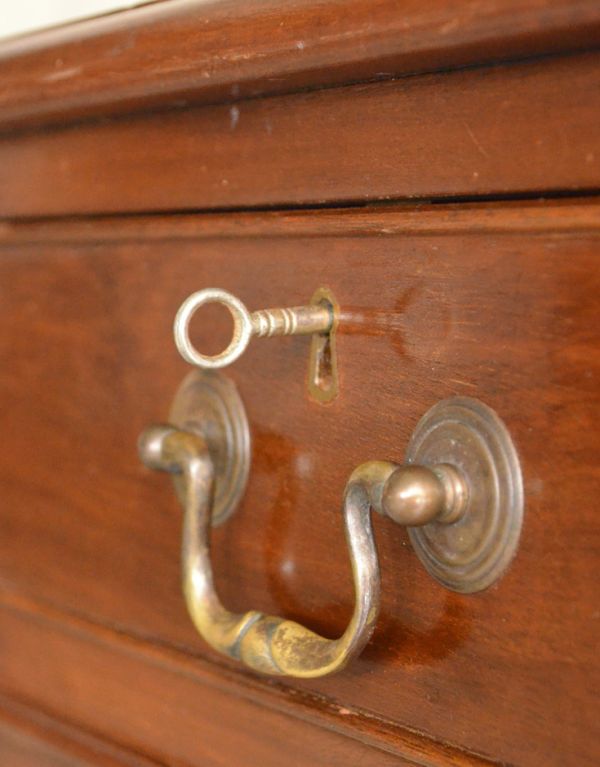 ロイドテーブル　アンティーク家具　英国スタイルの家具、大人のアンティークのデスク（書机）。しっかりお直ししてありますので、鍵がかかります。(j-1460-f)