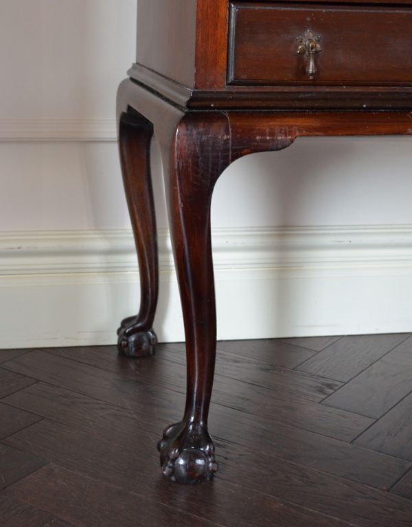 アンティークのキャビネット　アンティーク家具　アンティークの英国家具、マホガニー材を使ったミュージックキャビネット。安定感のある脚がしっかり支えます。(j-1479-f)