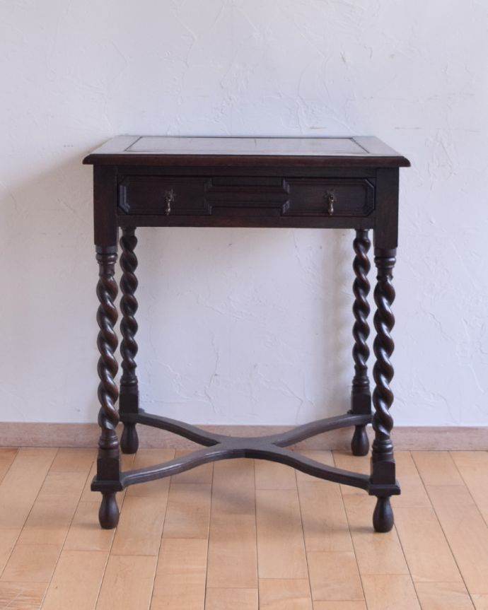 アンティークのテーブル　アンティーク家具　英国のアンティークテーブル、コンパクトなサイズのオーク材のテーブル。横から見てもステキ足元は美しいツイスト脚。(j-1480-f-1)