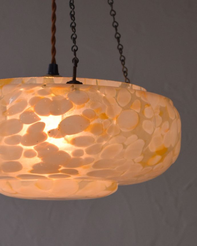 シャンデリア　照明・ライティング　イギリスから届いたアンティーク照明、オレンジのハンギングボウル（Ｅ26球付） 。灯りを点けると浮かび上がる模様にもうっとりしてしまいます。(j-149-z)