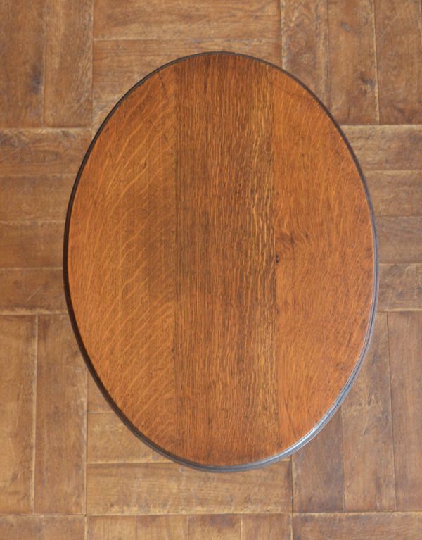 ロイドテーブル　アンティーク家具　アンティークの英国家具、ツイスト脚のオケージョナルテーブル（伸張式）。落ち着きのある茶色です。(j-1504-f)