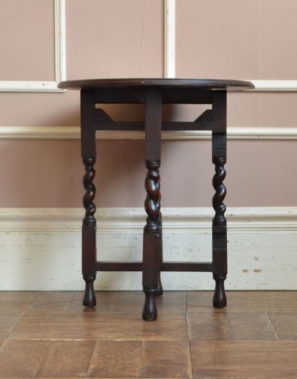 ロイドテーブル　アンティーク家具　アンティークの英国家具、ツイスト脚のオケージョナルテーブル（伸張式）。脚の中央部分だけねじれた脚になっています。(j-1504-f)