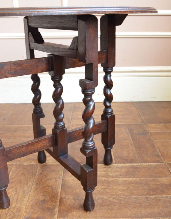 ロイドテーブル　アンティーク家具　アンティークの英国家具、ツイスト脚のオケージョナルテーブル（伸張式）。丸い足先が可愛いです。(j-1504-f)
