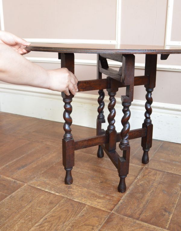 ロイドテーブル　アンティーク家具　アンティークの英国家具、ツイスト脚のオケージョナルテーブル（伸張式）。脚を引っ張り出すだけなので、組み立ても簡単！女性の力で大丈夫です。(j-1504-f)