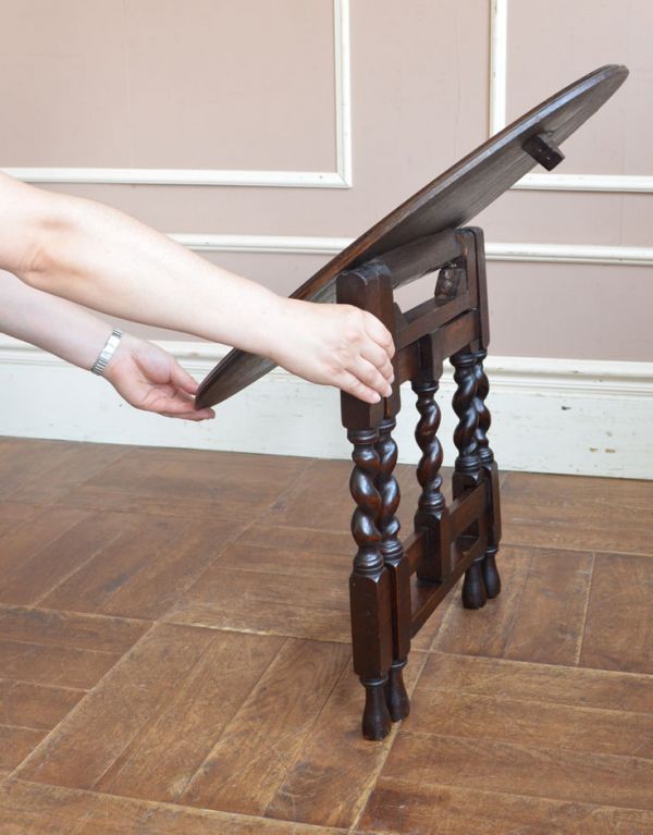 ロイドテーブル　アンティーク家具　アンティークの英国家具、ツイスト脚のオケージョナルテーブル（伸張式）。天板もたためる珍しい作りです。(j-1504-f)