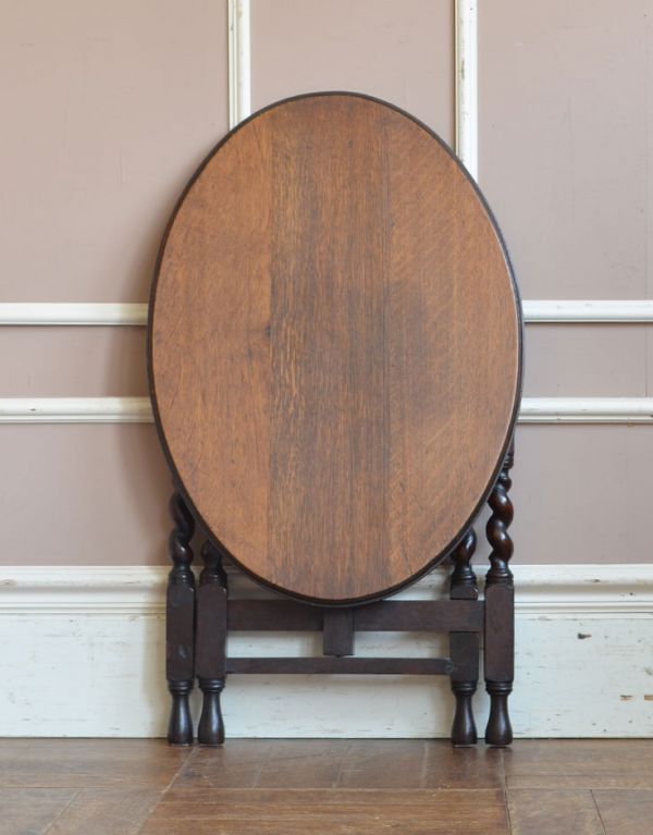 ロイドテーブル　アンティーク家具　アンティークの英国家具、ツイスト脚のオケージョナルテーブル（伸張式）。脚をたたんで天板をたたむとコンパクトに収まります。(j-1504-f)