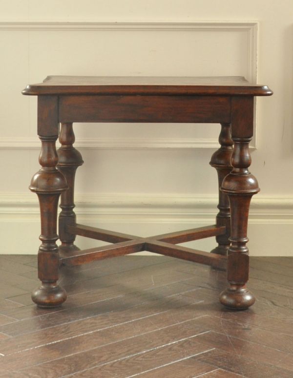 アンティークのテーブル　アンティーク家具　持ち運びラクラクなアンティーク英国家具、美しいオケージョナルテーブル。どこでも使える便利なオケージョナルテーブル。(j-1508-f)