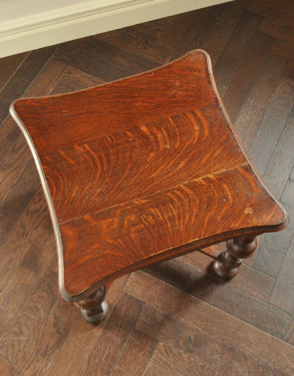 アンティークのテーブル　アンティーク家具　持ち運びラクラクなアンティーク英国家具、美しいオケージョナルテーブル。天板もキレイに仕上げました。(j-1508-f)