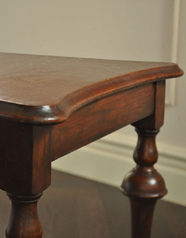 アンティークのテーブル　アンティーク家具　持ち運びラクラクなアンティーク英国家具、美しいオケージョナルテーブル。アンティークならではの風合いをお楽しみ下さい。(j-1508-f)