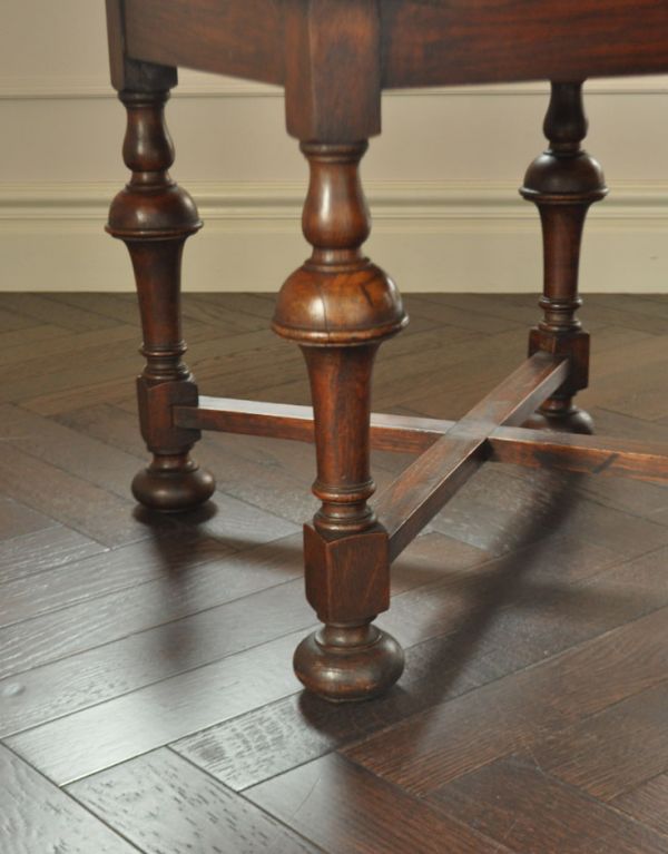 アンティークのテーブル　アンティーク家具　持ち運びラクラクなアンティーク英国家具、美しいオケージョナルテーブル。キチンとお直ししました。(j-1508-f)