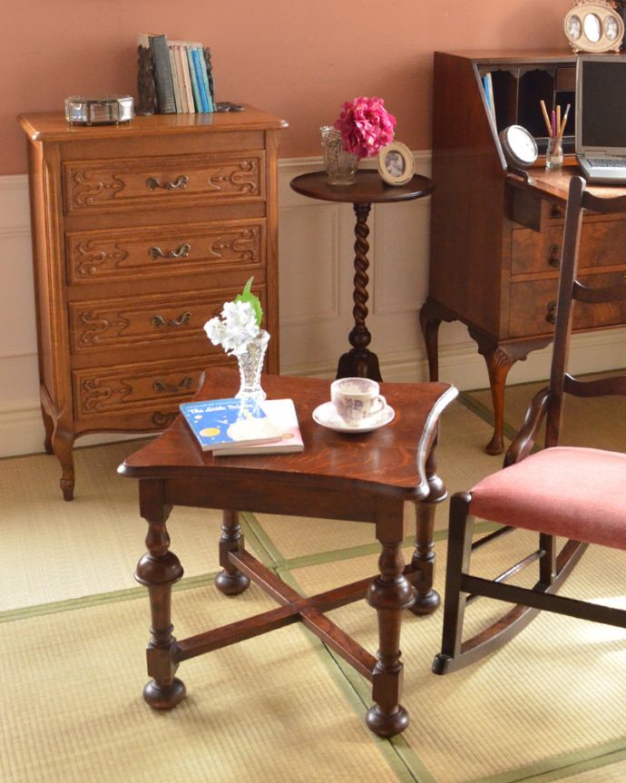 アンティークのテーブル　アンティーク家具　持ち運びラクラクなアンティーク英国家具、美しいオケージョナルテーブル。和室で座卓としても使えちゃうチョコレート色の家具は畳とも相性バツグン。(j-1508-f)