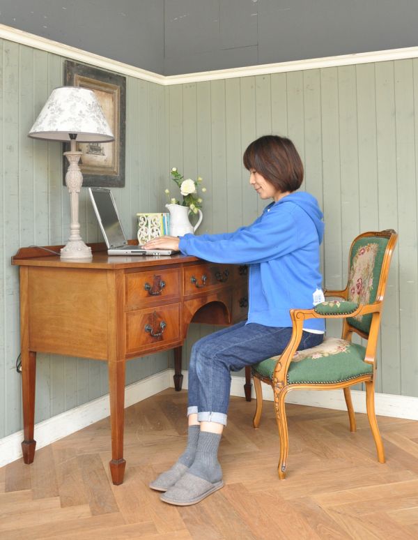 アンティークのデスク・書斎机　アンティーク家具　木目が美しいアンティーク英国家具、優雅なライティングテーブル（デスク）。デスクに座る時間を持つことで気持ちの切り替えができます。(j-1509-f)
