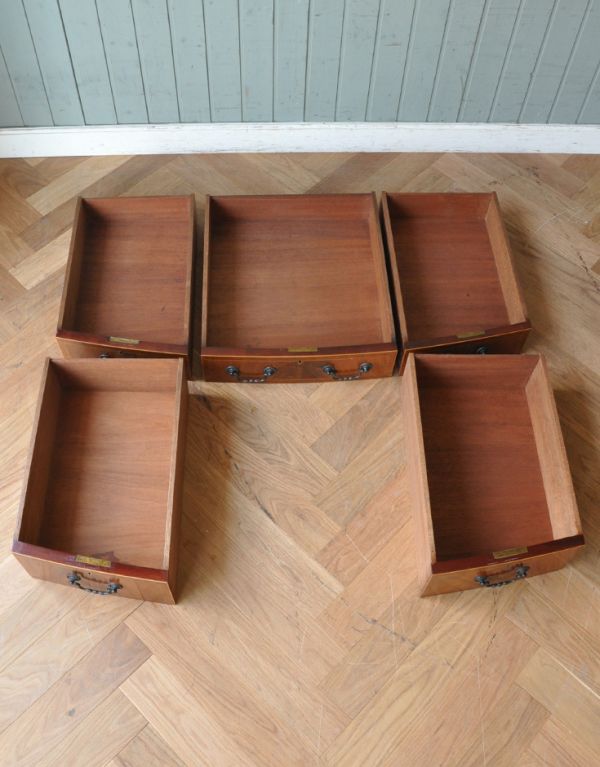 アンティークのデスク・書斎机　アンティーク家具　木目が美しいアンティーク英国家具、優雅なライティングテーブル（デスク）。引き出しは全部で５杯。(j-1509-f)