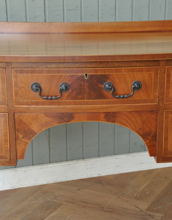 アンティークのデスク・書斎机　アンティーク家具　木目が美しいアンティーク英国家具、優雅なライティングテーブル（デスク）。鍵穴は全部で５箇所付いていますが、鍵が見つかりませんでした。(j-1509-f)