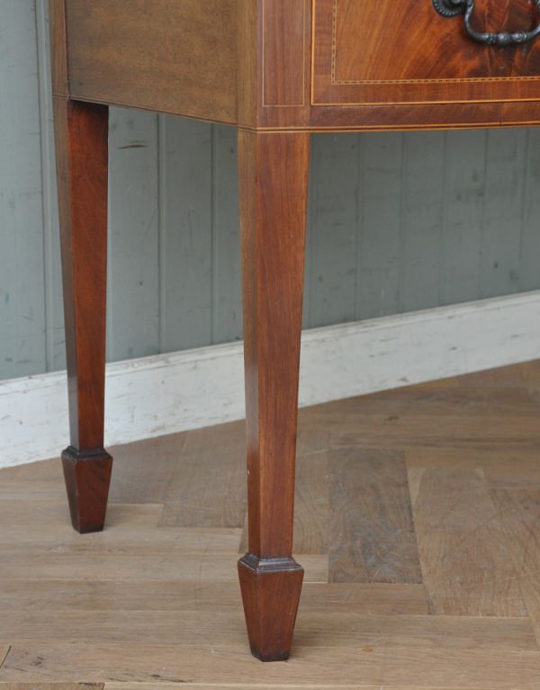 アンティークのデスク・書斎机　アンティーク家具　木目が美しいアンティーク英国家具、優雅なライティングテーブル（デスク）。しっかりとした安定感があります。(j-1509-f)