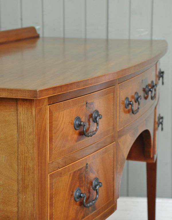 アンティークのデスク・書斎机　アンティーク家具　木目が美しいアンティーク英国家具、優雅なライティングテーブル（デスク）。リビングの片隅に置けば、書き物からアイロンまで何でも使える家事コーナーを作れます。(j-1509-f)