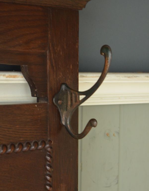 アンティークの玄関収納　アンティーク家具　ミラー付の英国らしいアンティーク家具、玄関の収納家具のホールスタンド（コート掛け）。フックの形もアンティークらしくて素敵。(j-1512-f)