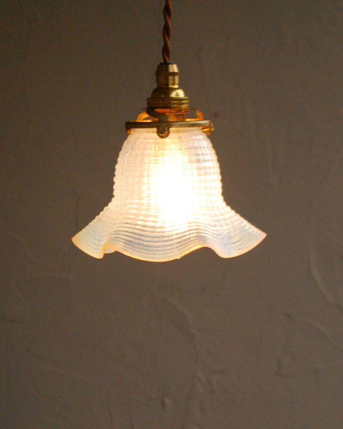 ペンダントライト　照明・ライティング　オパールセントのフランスアンティークペンダントライト（コード・シャンデリア電球・ギャラリーA付き）。あたたかい光がお部屋を包み込みます。(j-153-z)