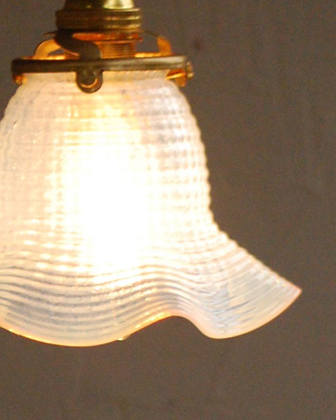 ペンダントライト　照明・ライティング　オパールセントのフランスアンティークペンダントライト（コード・シャンデリア電球・ギャラリーA付き）。シェードから漏れる光に癒されます。(j-153-z)